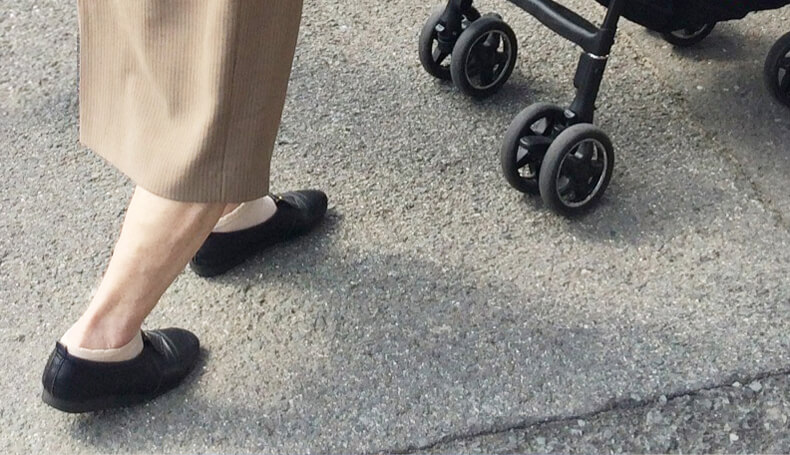 歩行器で歩く高齢者